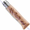 Нож Opinel серии Tradition Alpine Adventures №08, клинок 8,5см, нерж.сталь, рукоять-дуб, рис.-горные лыжи, 002188